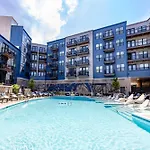Urban Apartment With Pool And Parking