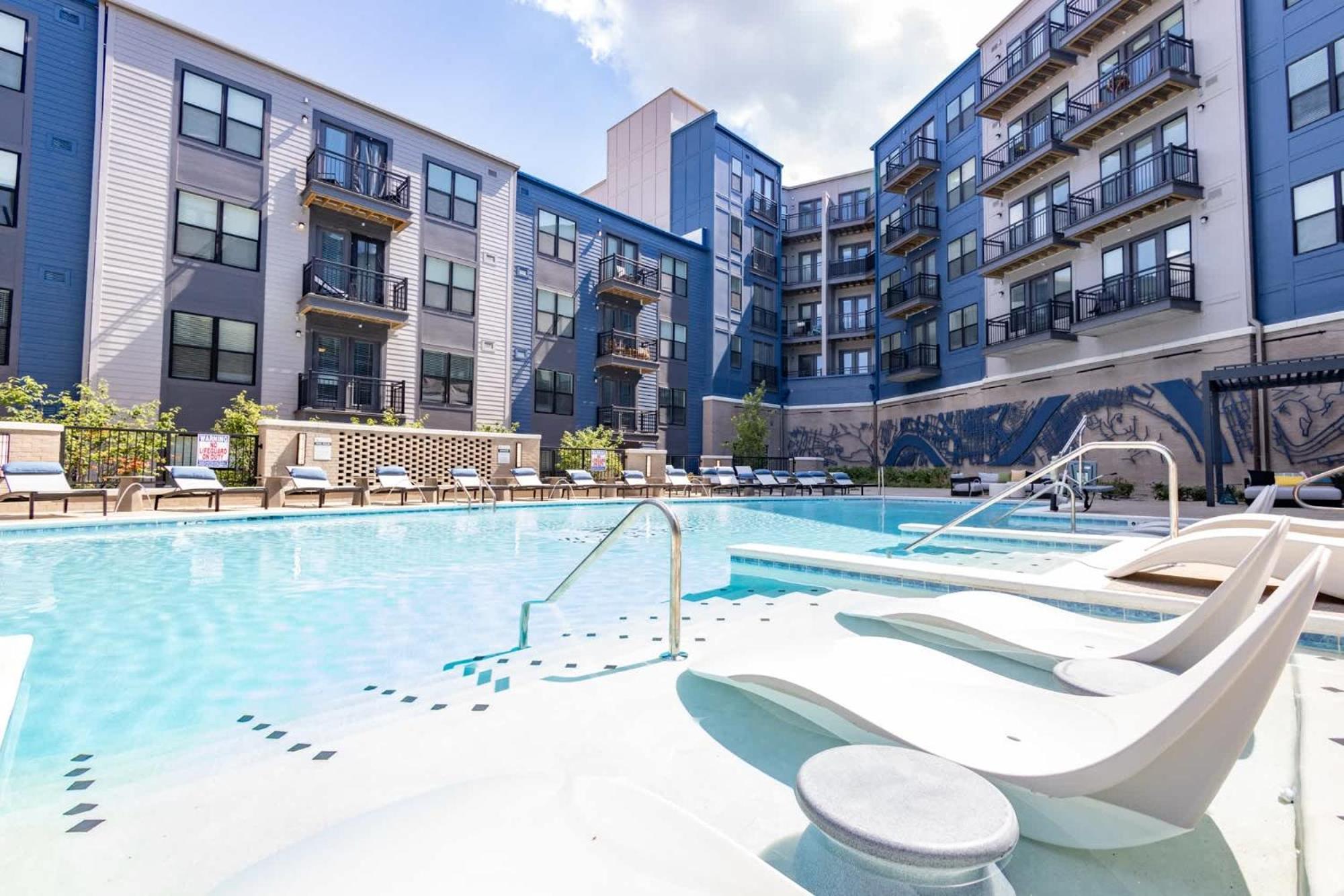 Urban With Pool And Parking Cincinnati
