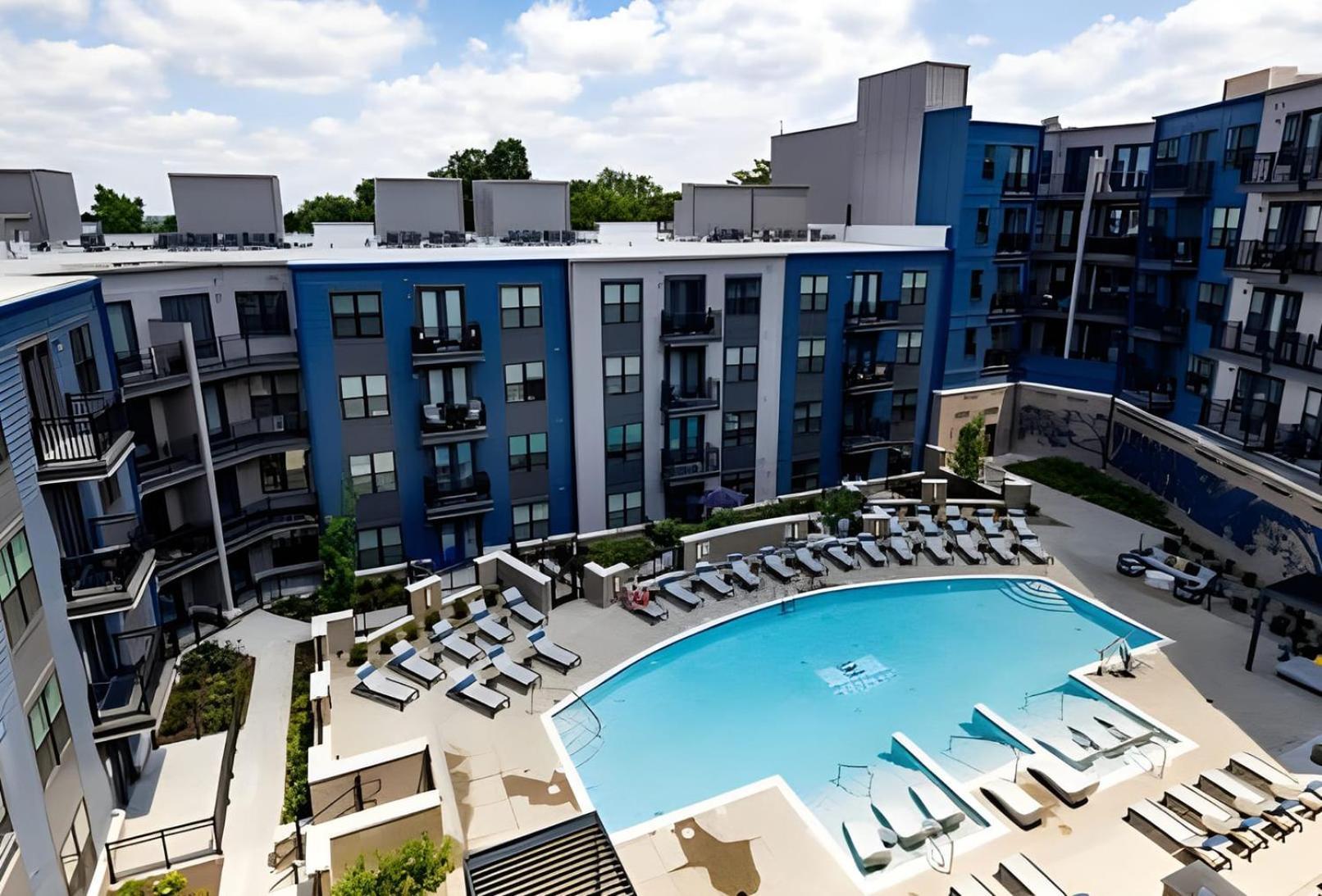 Urban With Pool And Parking *